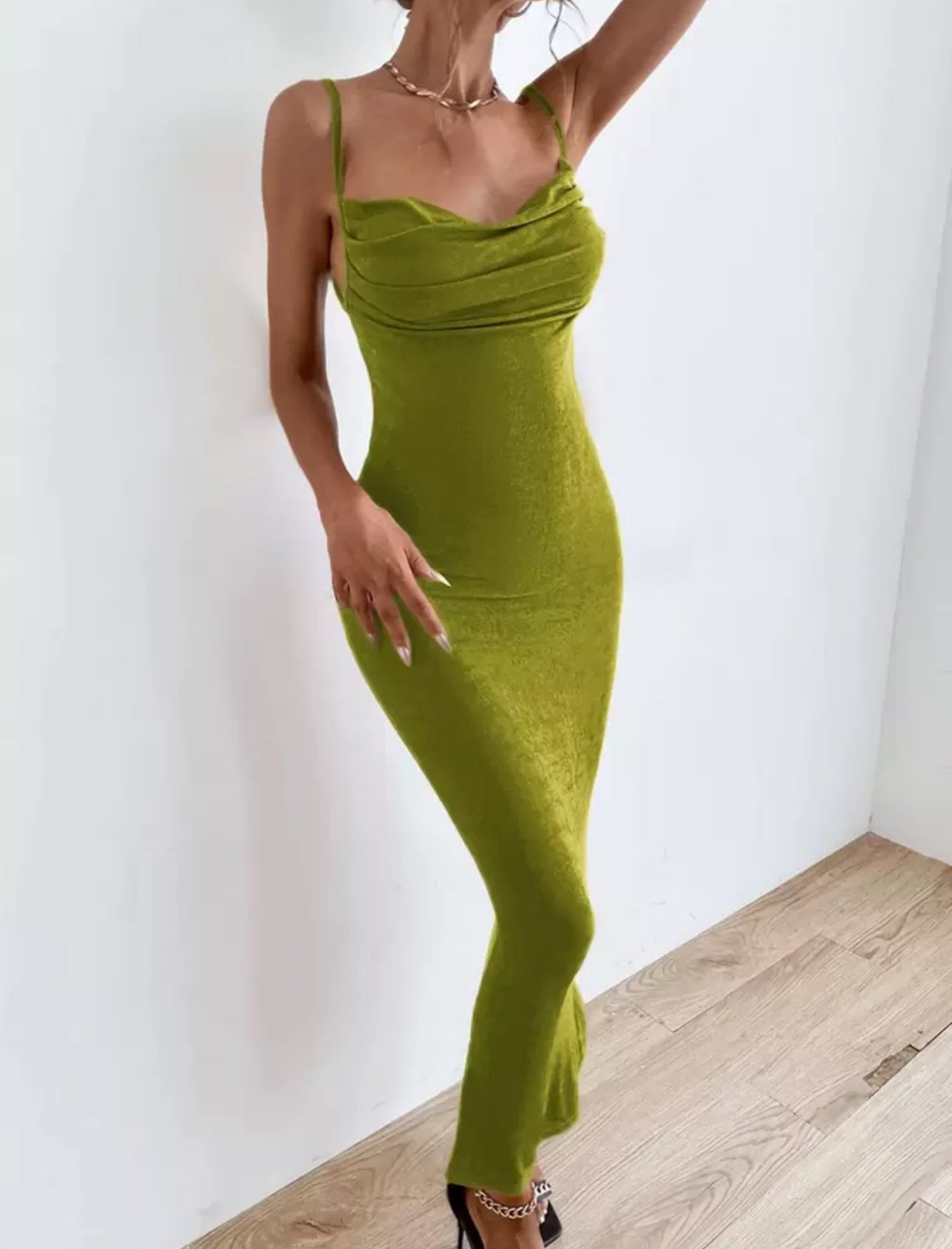 Vestido espalda abierta con cordón fruncido