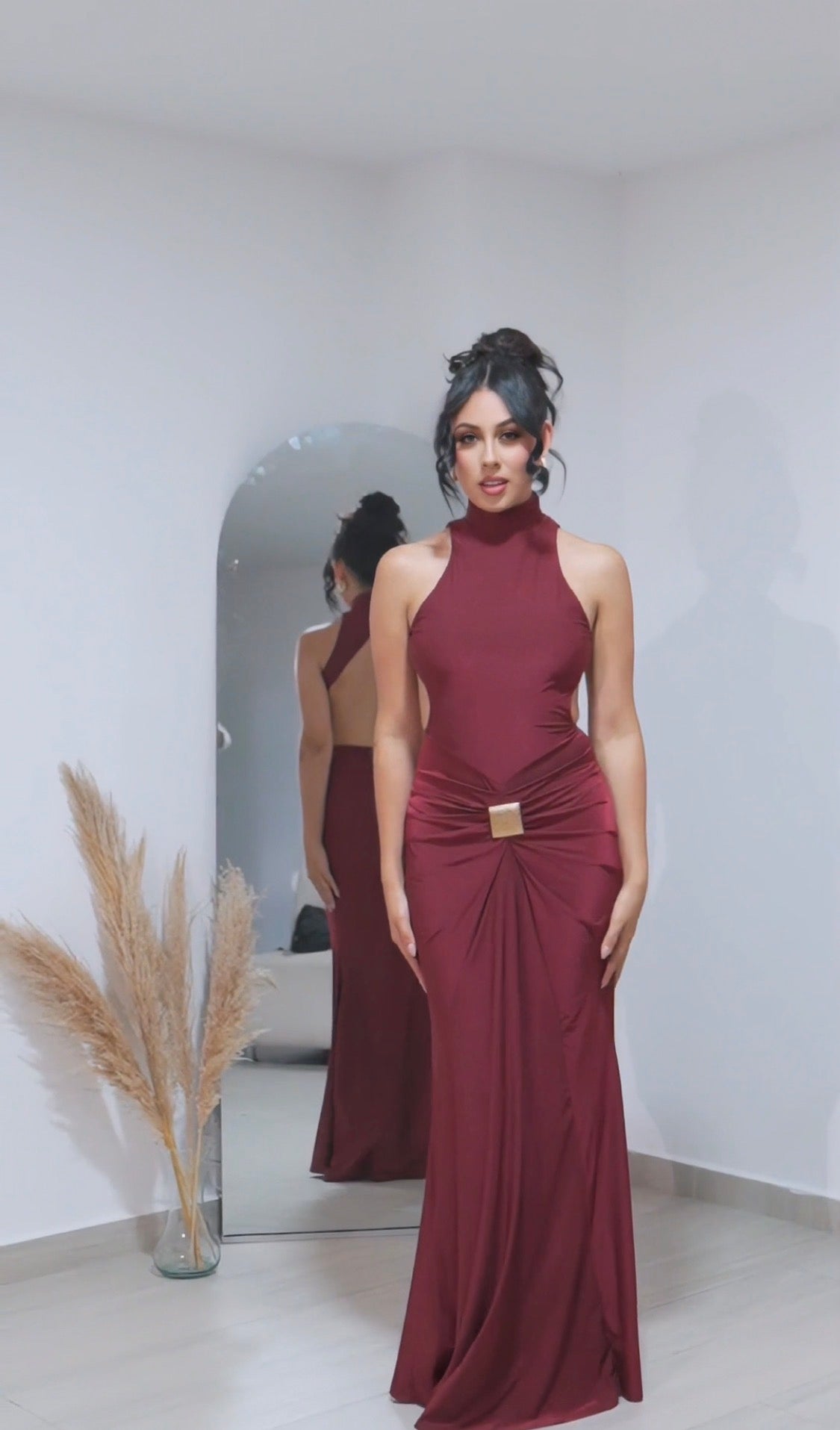 Vestido burdeos con hebilla metálica