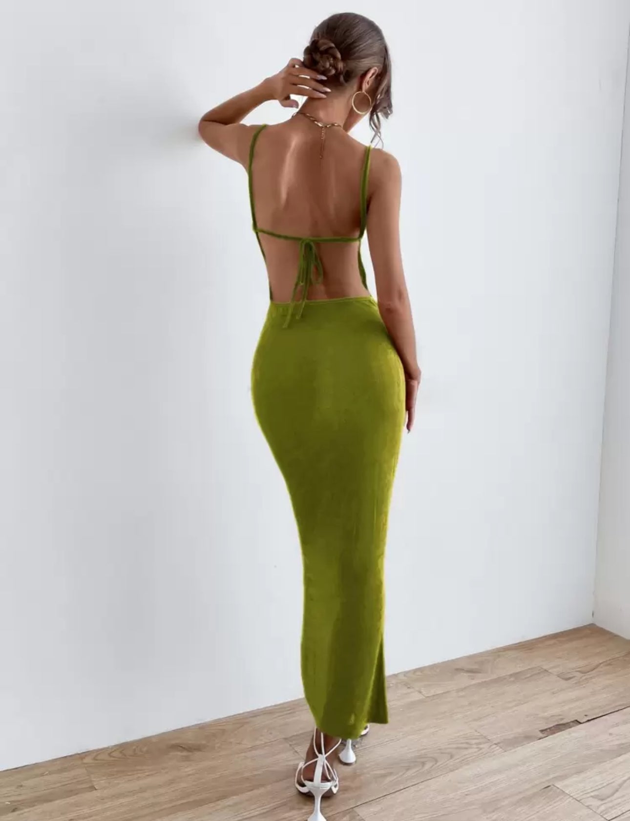 Vestido espalda abierta con cordón fruncido