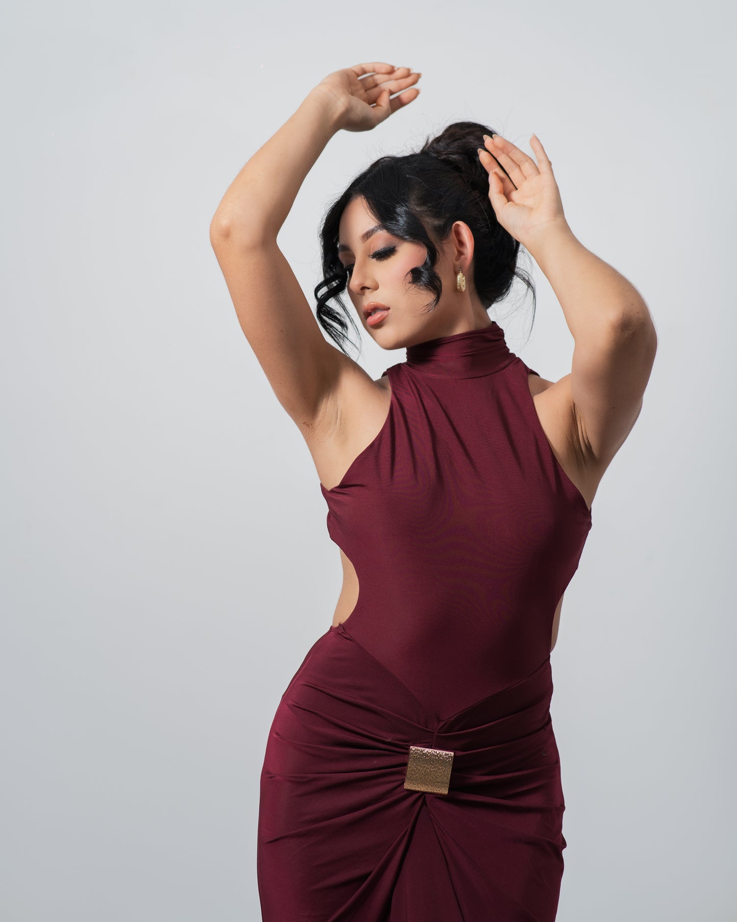 Vestido burdeos con hebilla metálica