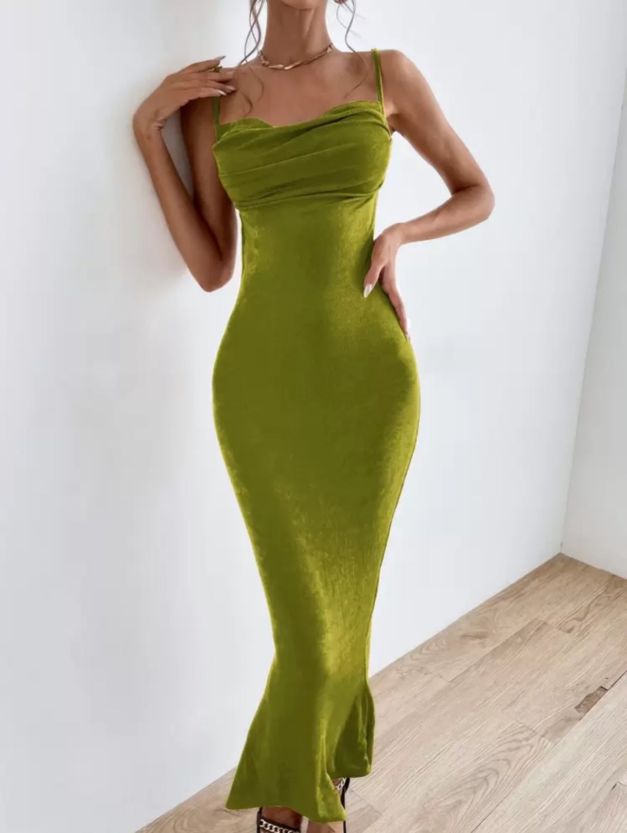 Vestido espalda abierta con cordón fruncido