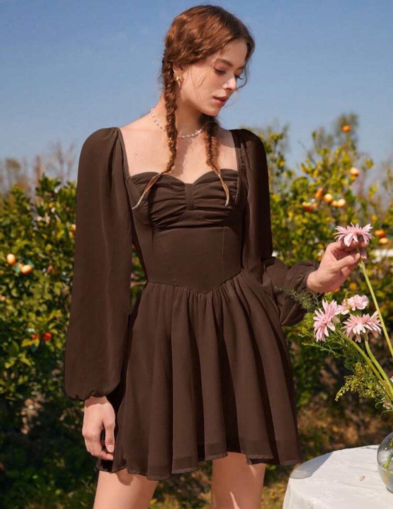 Vestido marrón escote corazón manga farol