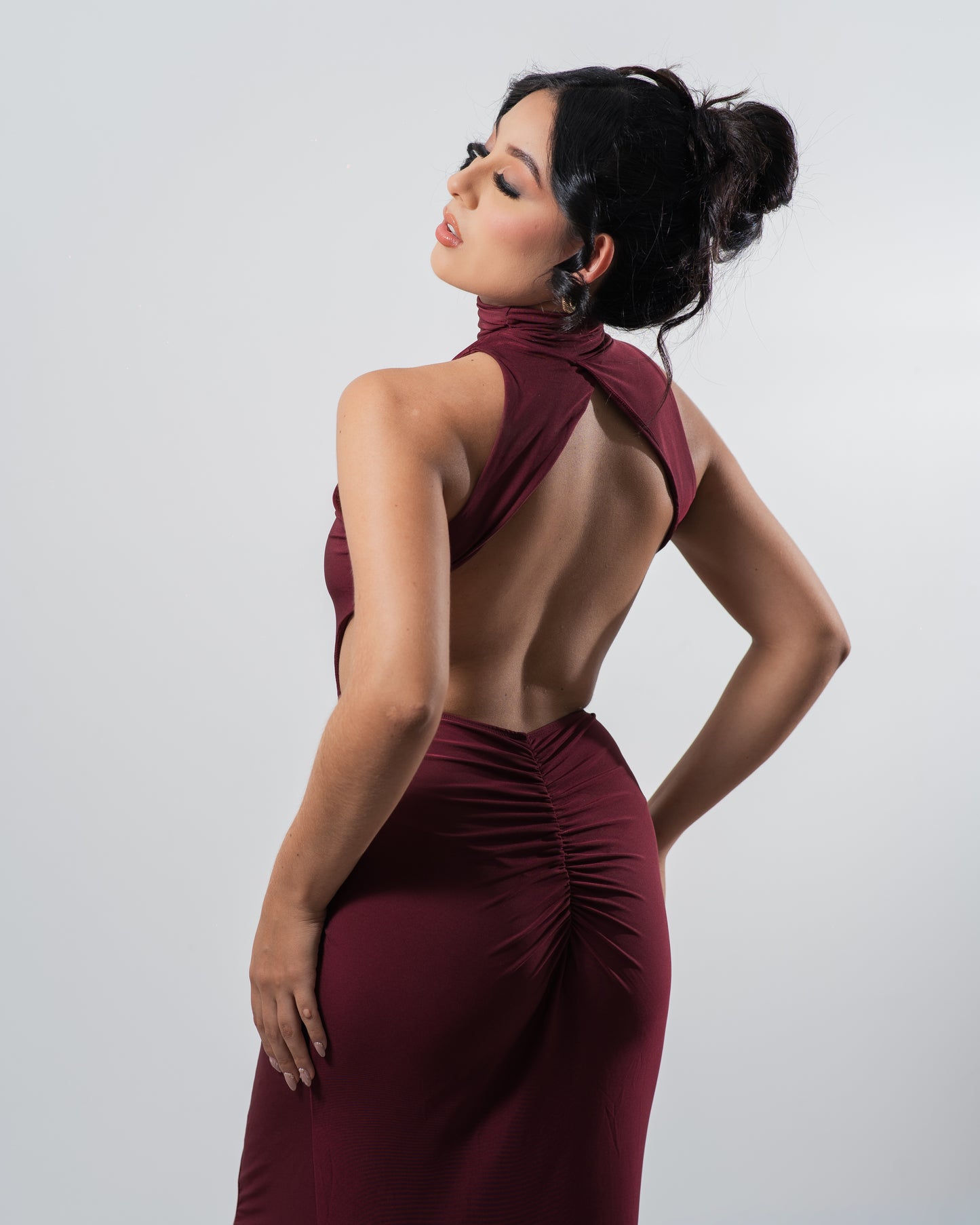 Vestido burdeos con hebilla metálica