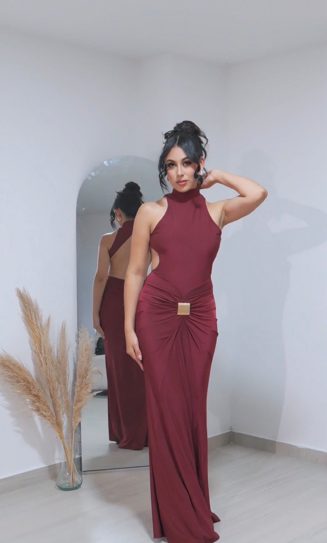 Vestido burdeos con hebilla metálica