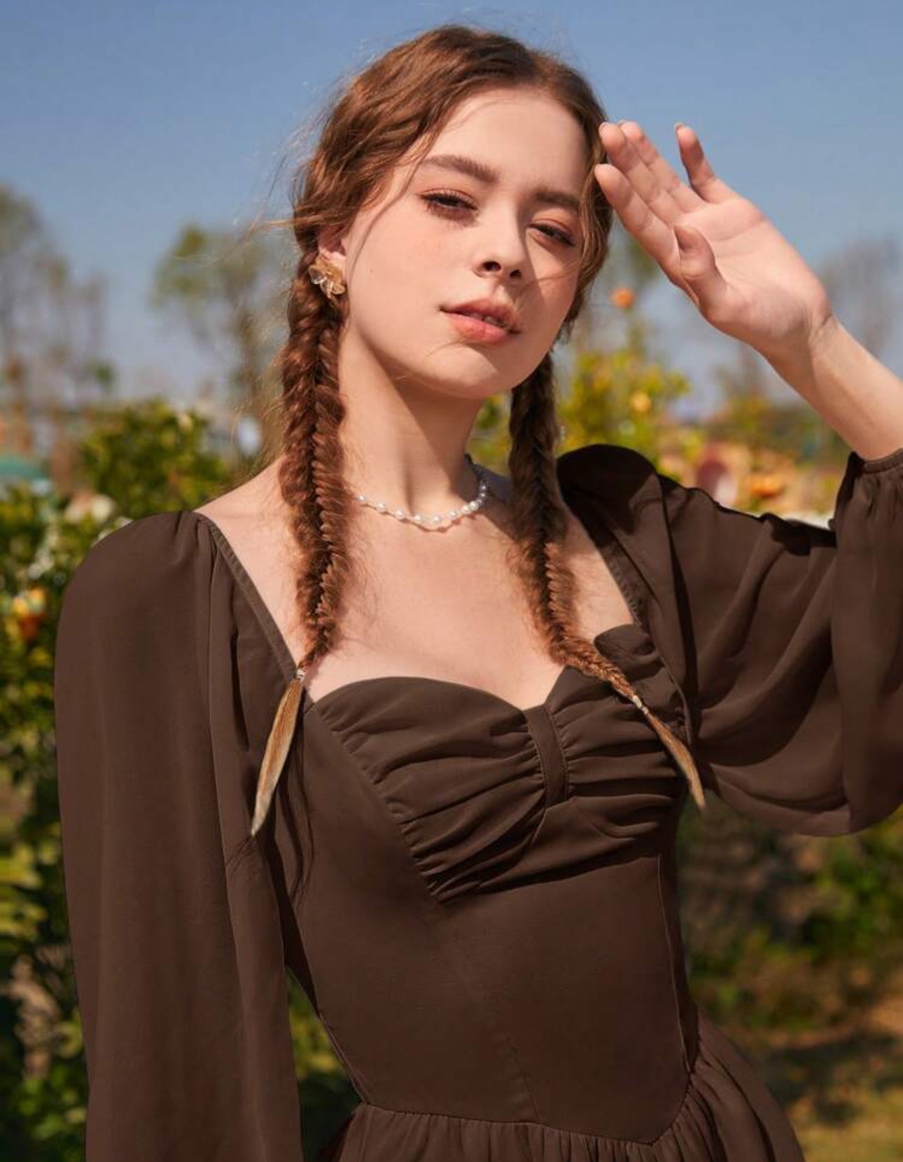 Vestido marrón escote corazón manga farol