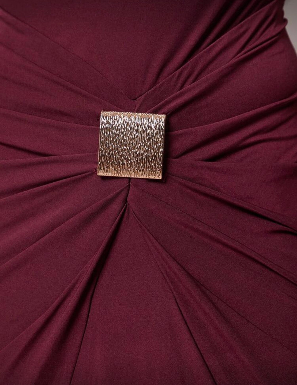 Vestido burdeos con hebilla metálica
