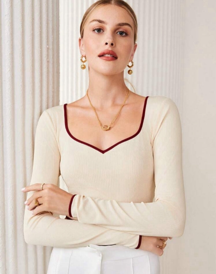 Crop top acanalado, beige con contraste vinotinto - Escote corazón