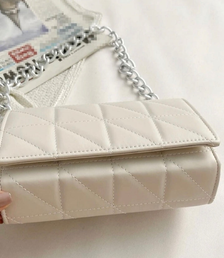 Bolso cuadrado con cadena