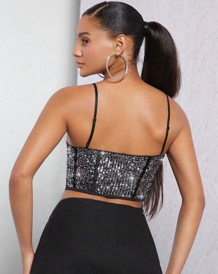 Crop top con lentejuelas y abertura delantera