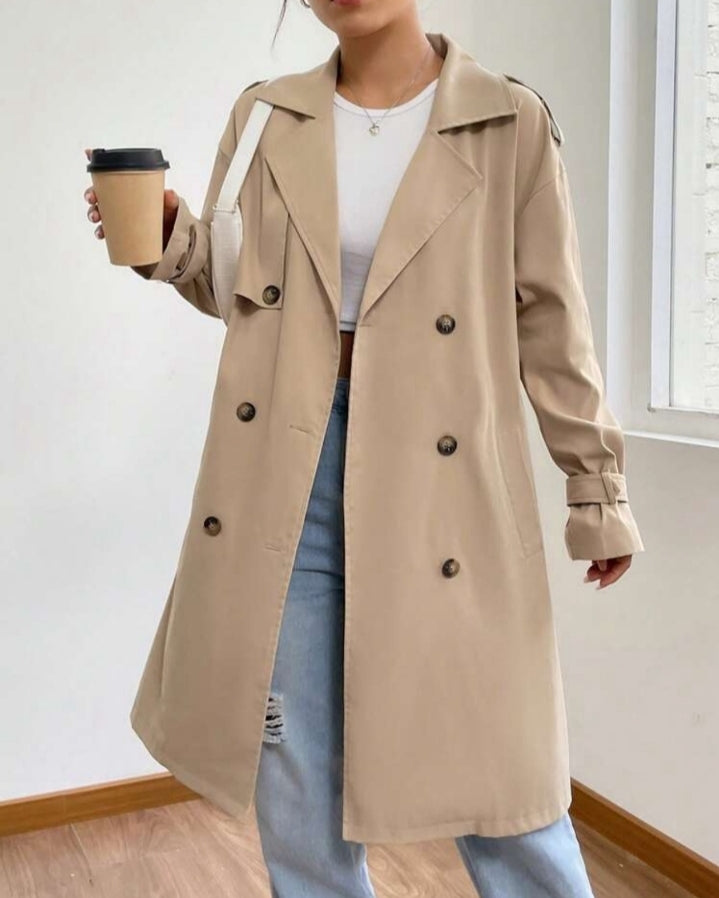 Gabardina con cinturón y doble dotonadura con cuello de solapa