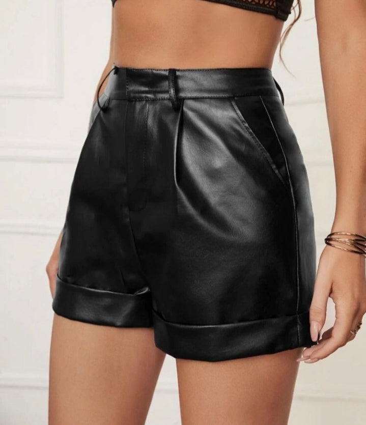 Short en cuerina tiro alto