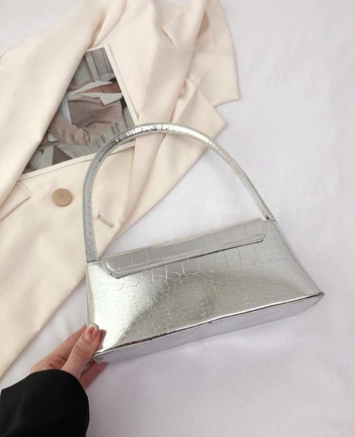 Bolso metalizado con hebilla