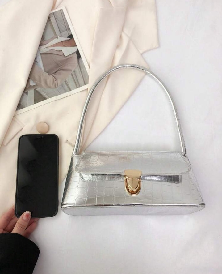 Bolso metalizado con hebilla
