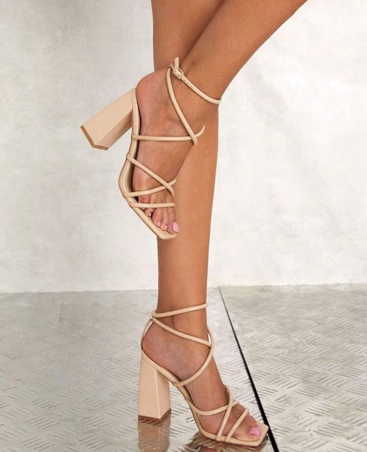 Sandalias con correa de tobillo color beige