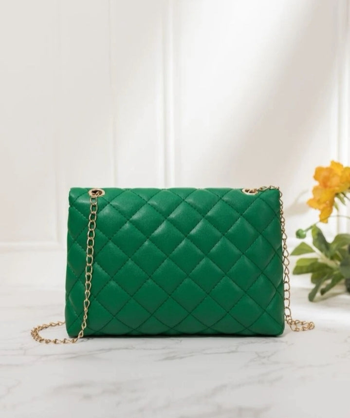Bolso verde con cadena minimalista