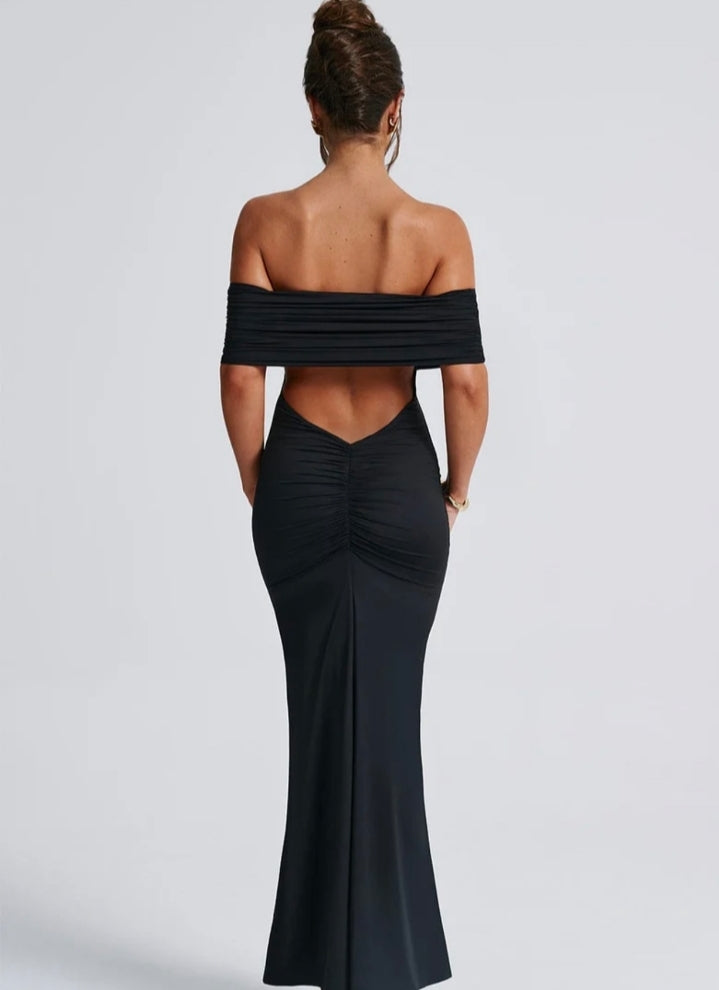 Vestido negro cuello bandeja escote en la espalda