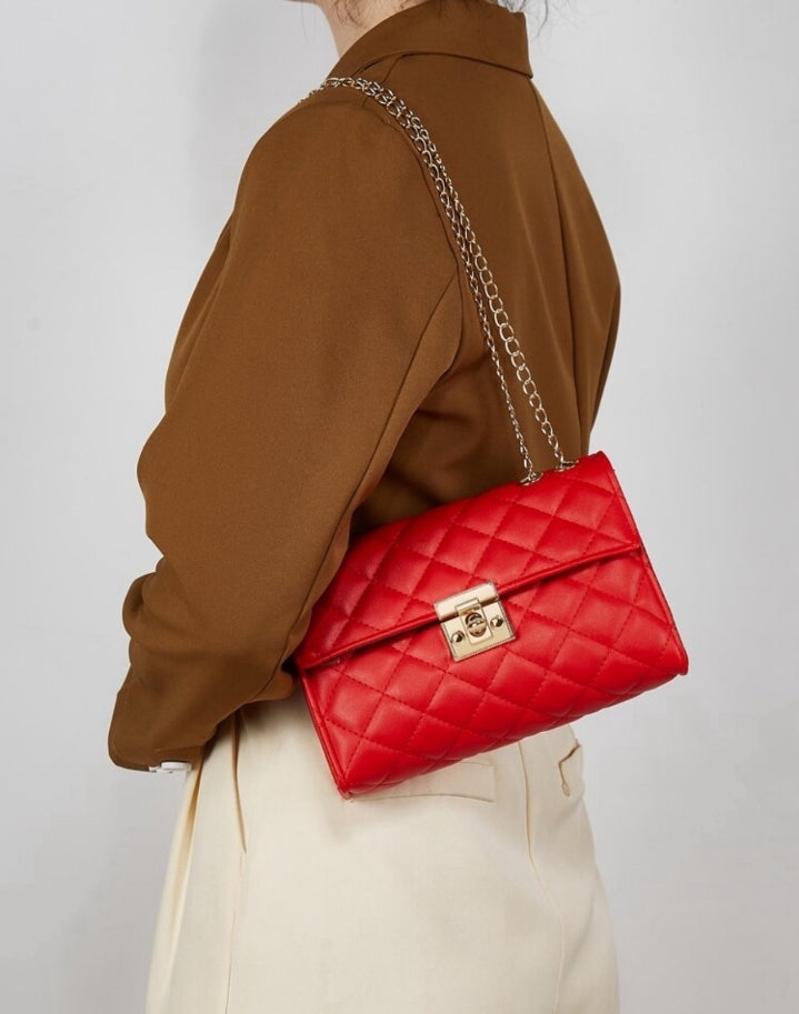 Bolso con cadena rojo