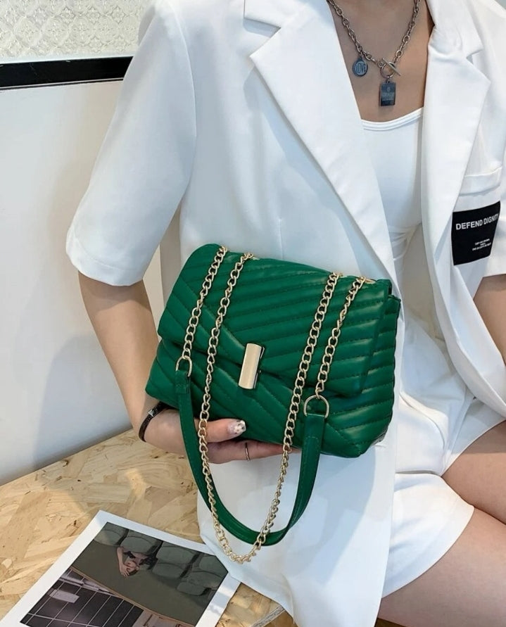 Bolso verde con solapa y cadena metálica