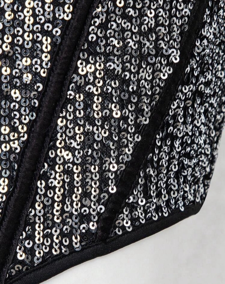 Crop top con lentejuelas y abertura delantera