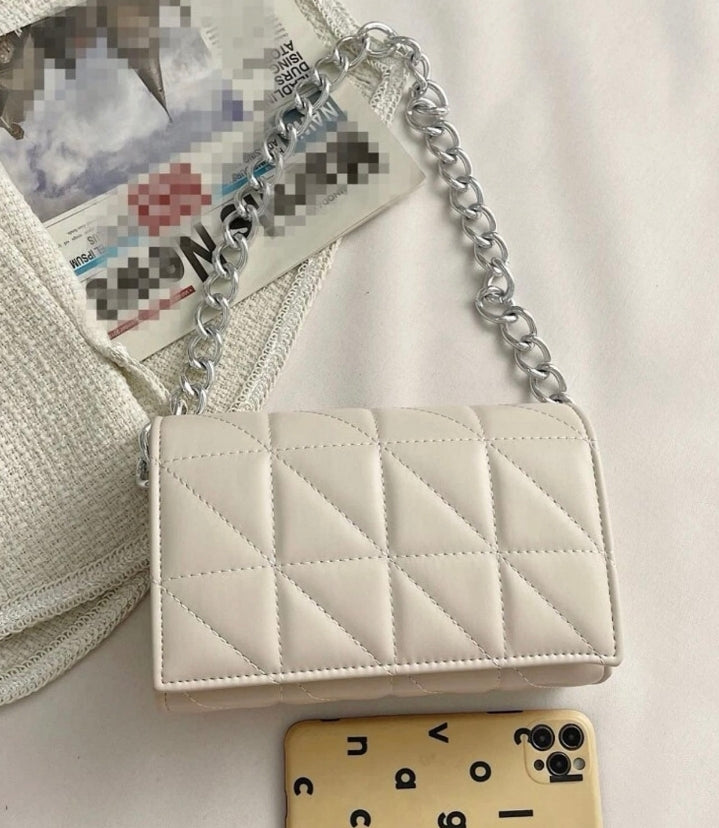Bolso cuadrado con cadena