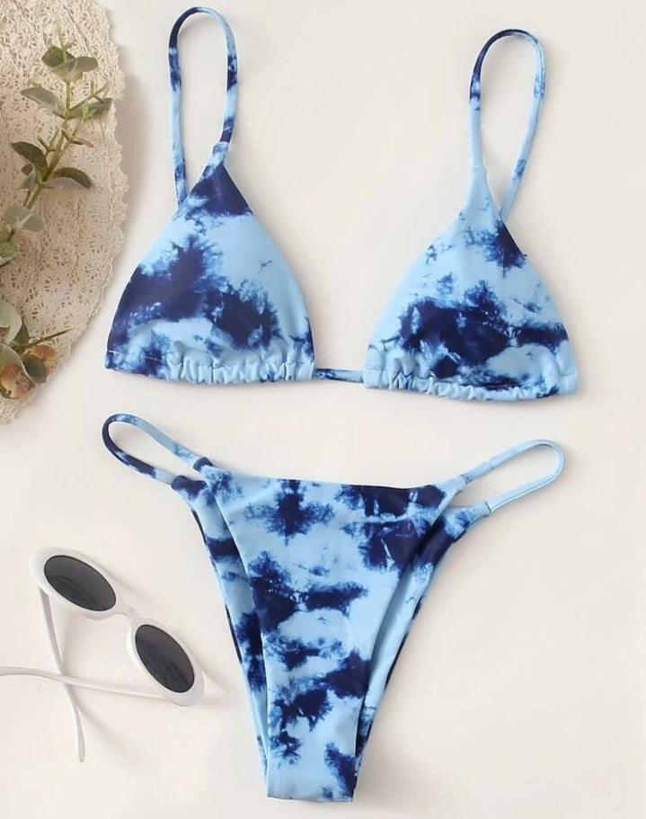 Bikini azul cielo, estampado de mármol