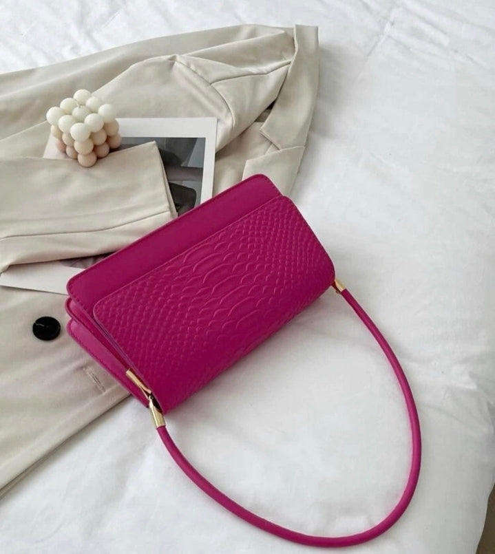 Bolso rosa con relieve