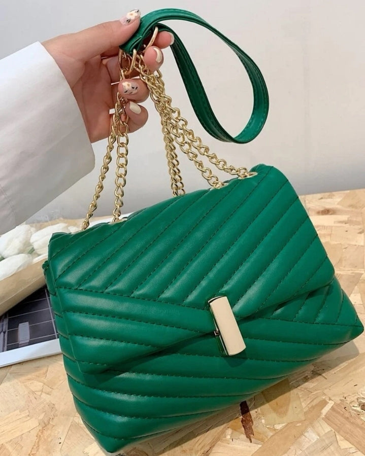 Bolso verde con solapa y cadena metálica