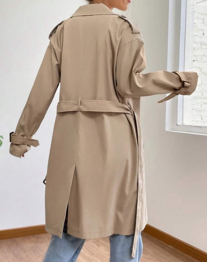 Gabardina con cinturón y doble dotonadura con cuello de solapa