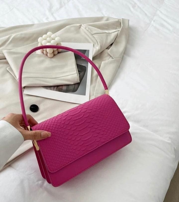 Bolso rosa con relieve
