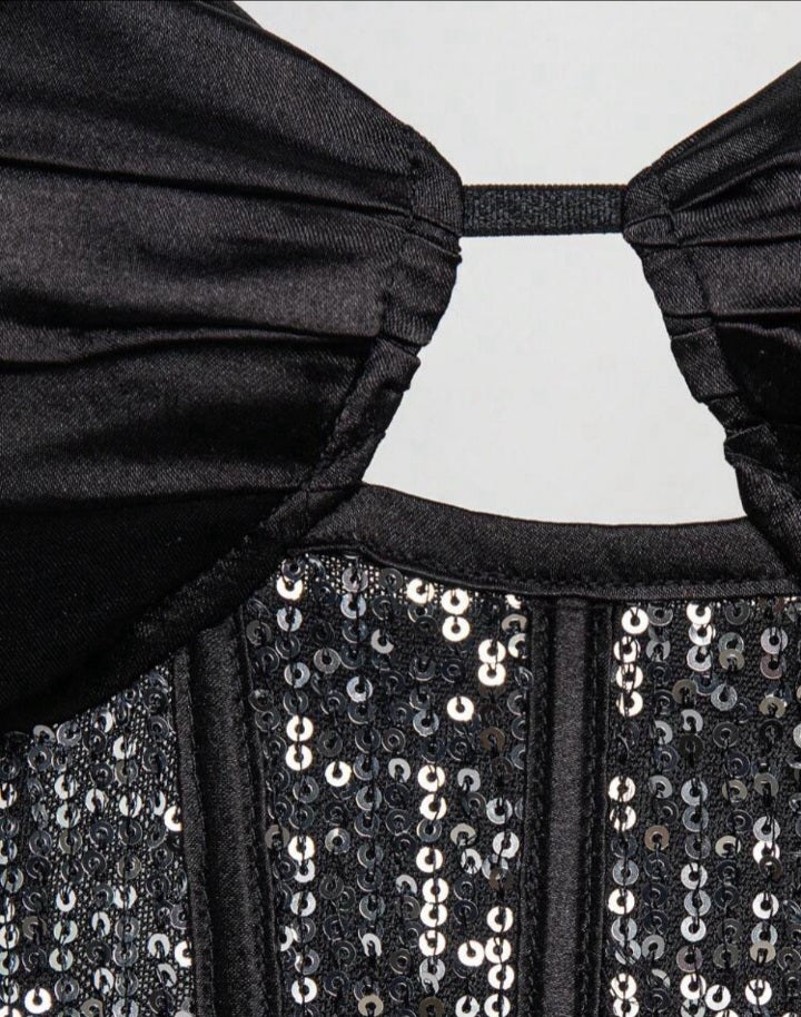 Crop top con lentejuelas y abertura delantera
