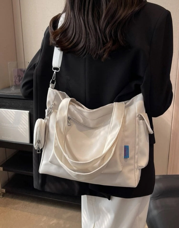 Bolso con múltiples bolsillos y monedero