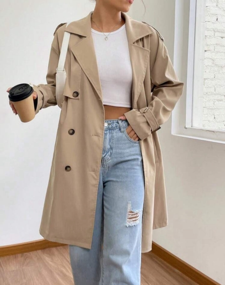 Gabardina con cinturón y doble dotonadura con cuello de solapa