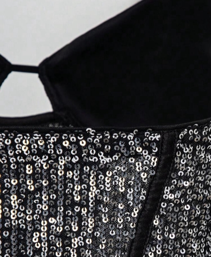 Crop top con lentejuelas y abertura delantera