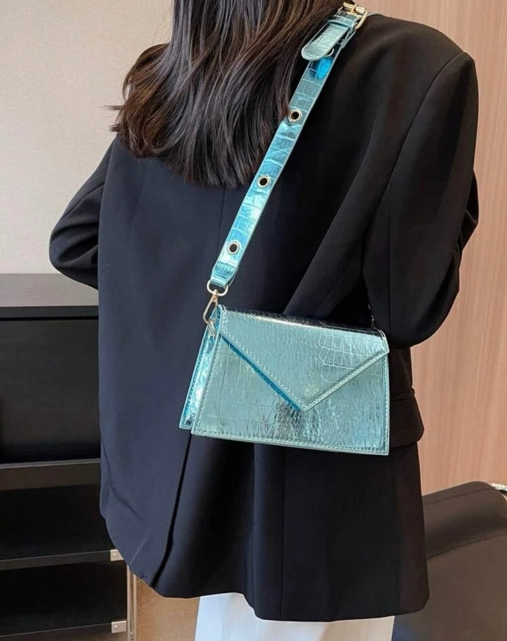 Bolso cuadrado con solapa, relieve cocodrilo