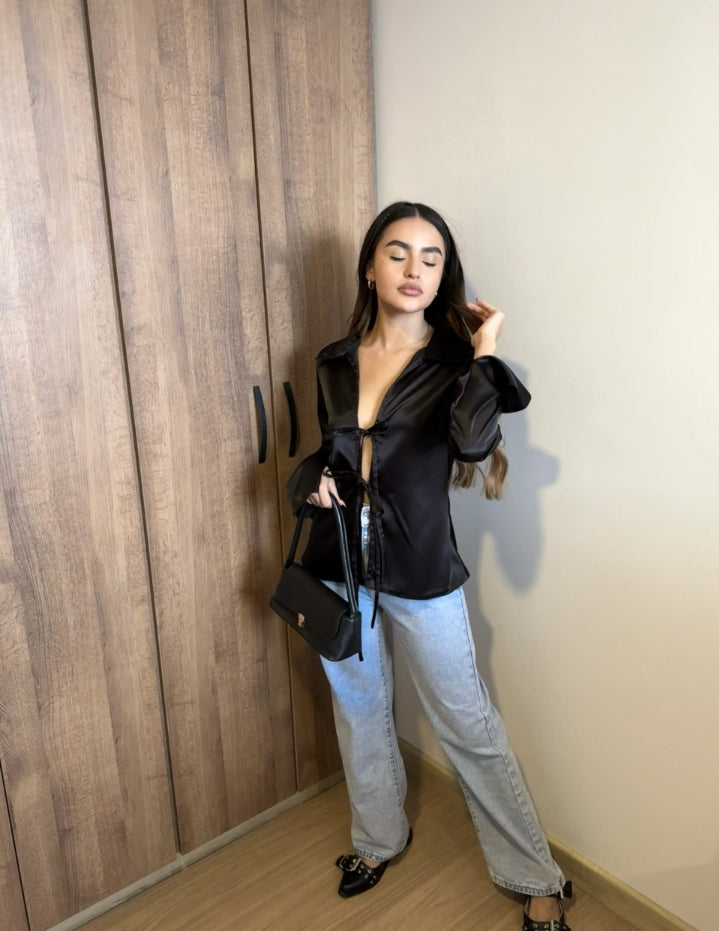 Blusa satinada con lazos