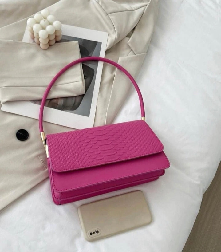 Bolso rosa con relieve
