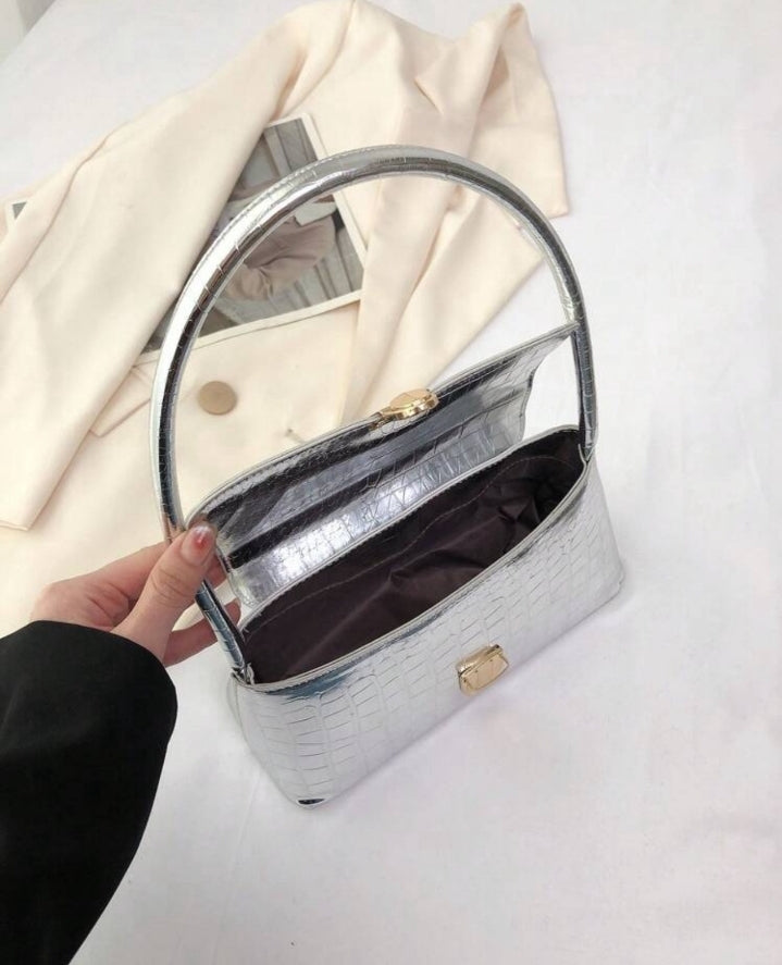 Bolso metalizado con hebilla