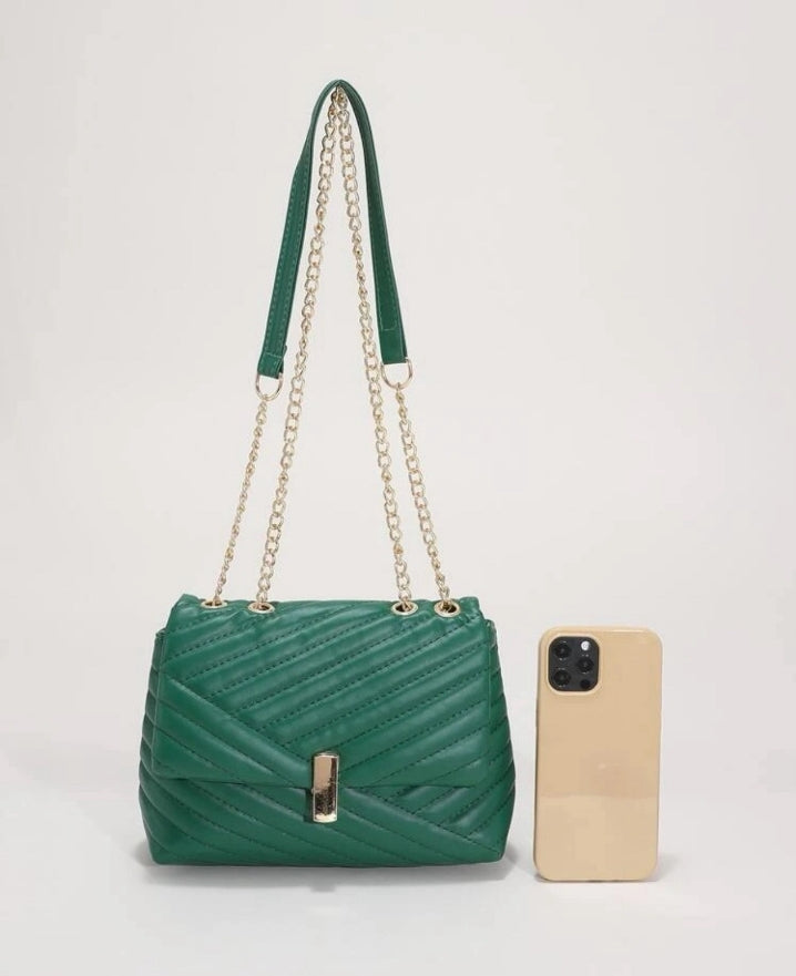 Bolso verde con solapa y cadena metálica