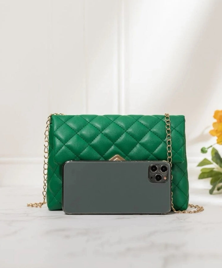 Bolso verde con cadena minimalista