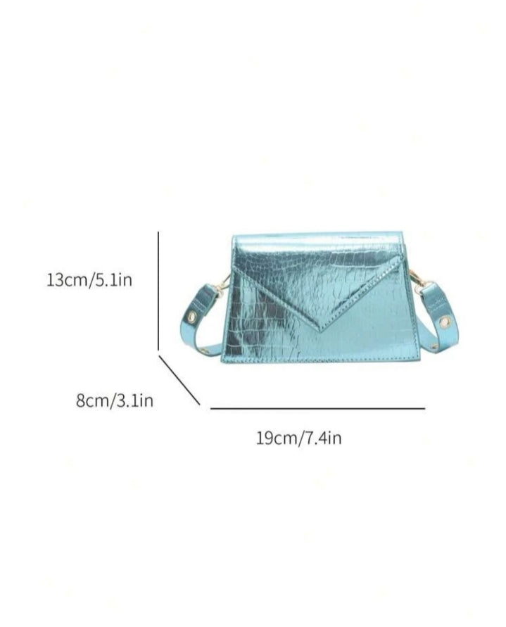 Bolso cuadrado con solapa, relieve cocodrilo