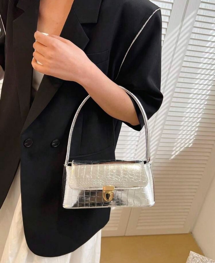 Bolso metalizado con hebilla