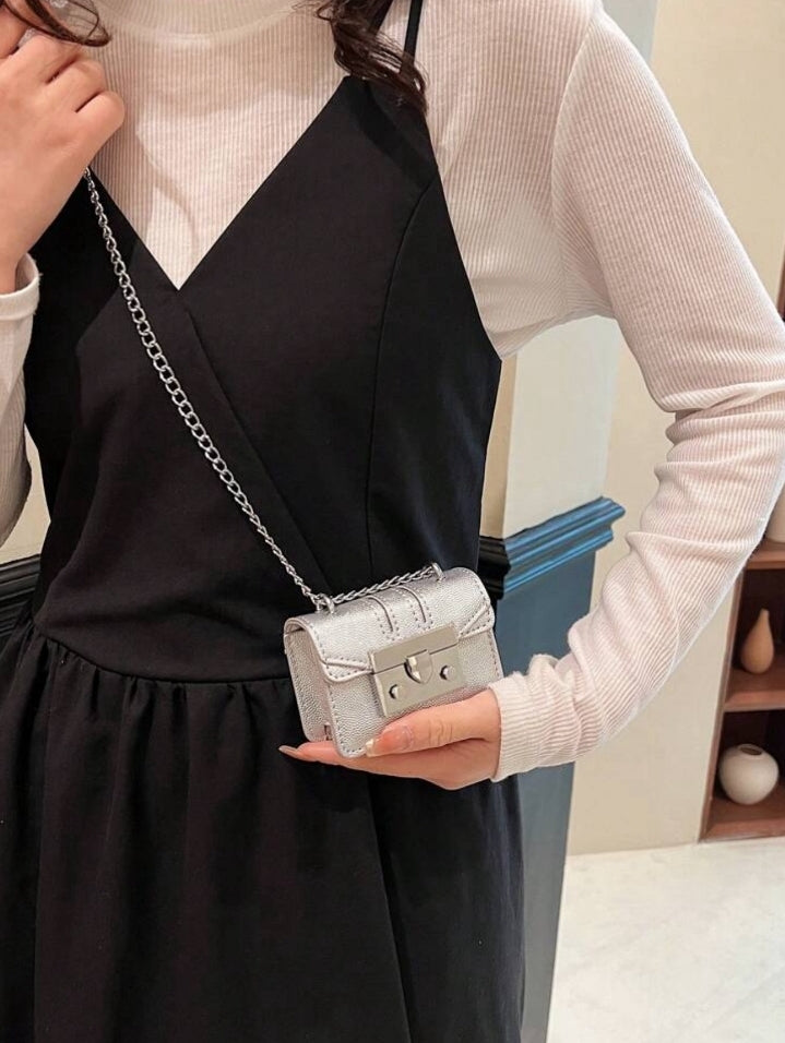 Bolso mini plateado con correa de cadena