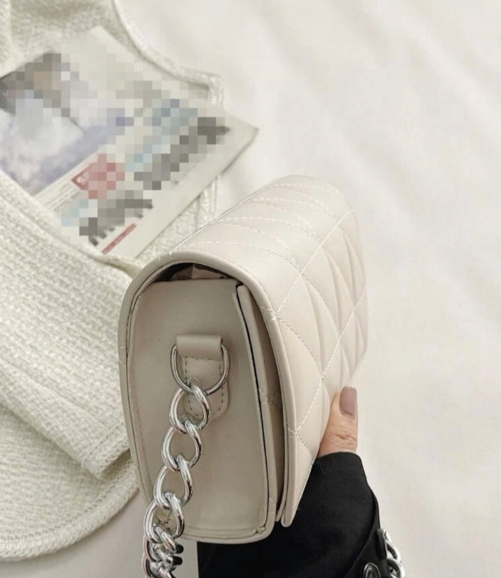 Bolso cuadrado con cadena