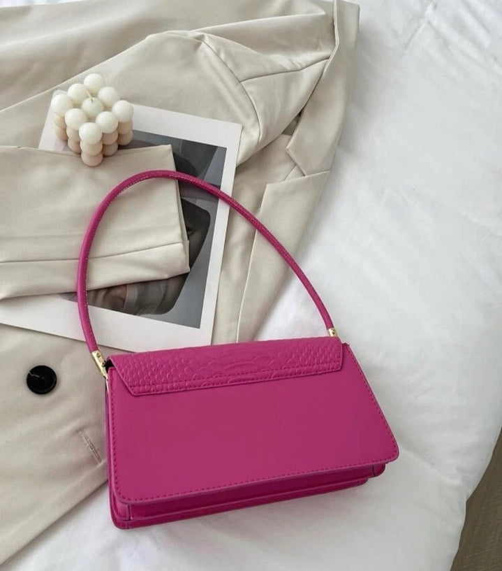 Bolso rosa con relieve