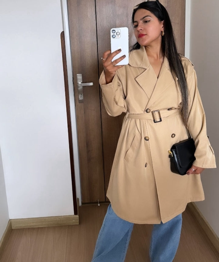 Gabardina con cinturón y doble dotonadura con cuello de solapa