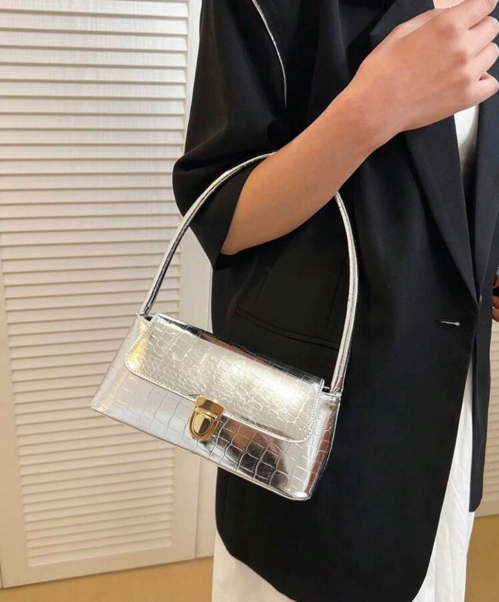 Bolso metalizado con hebilla