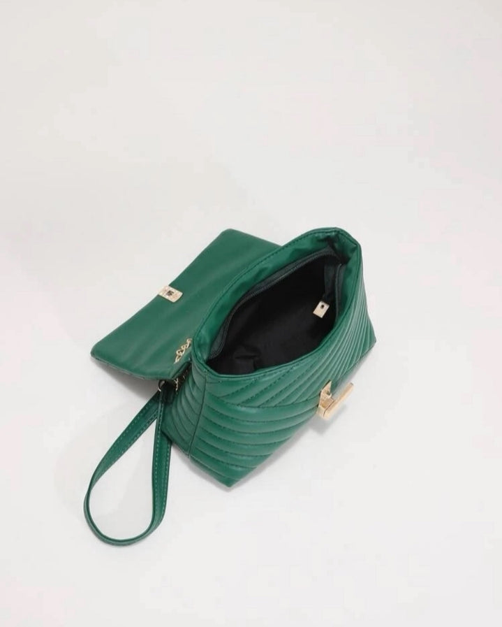 Bolso verde con solapa y cadena metálica