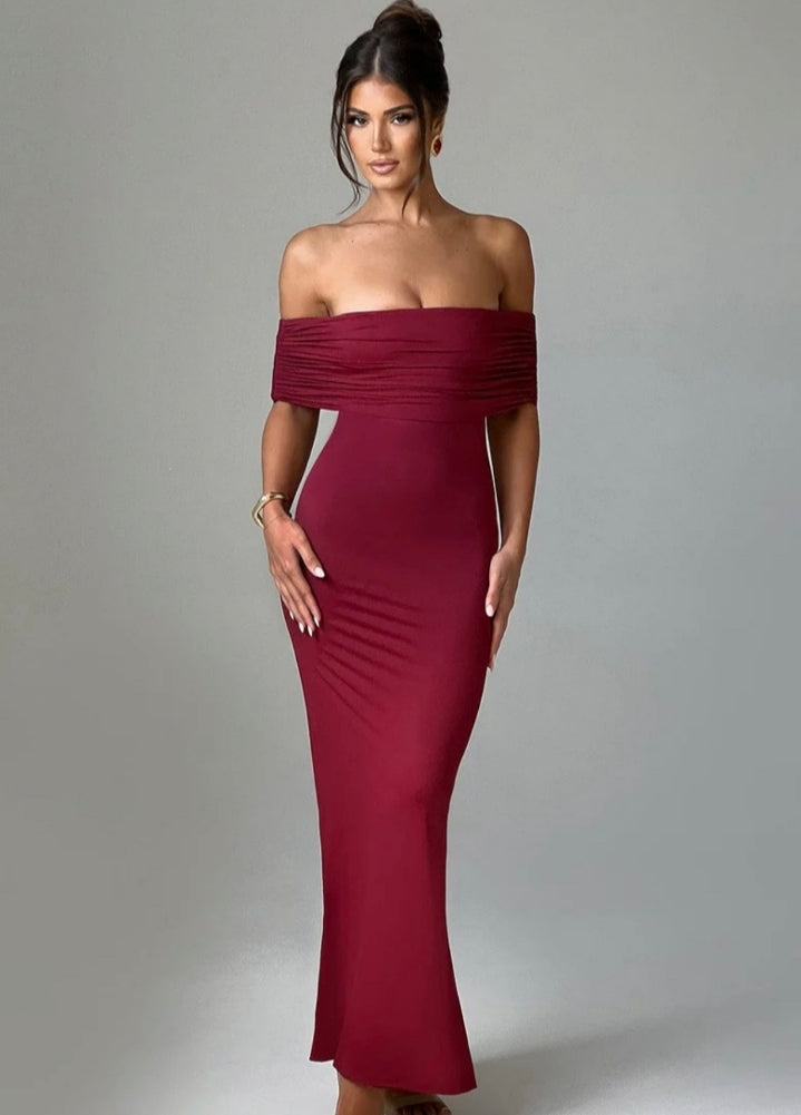 Vestido vinotinto, cuello bandeja escote en la espalda
