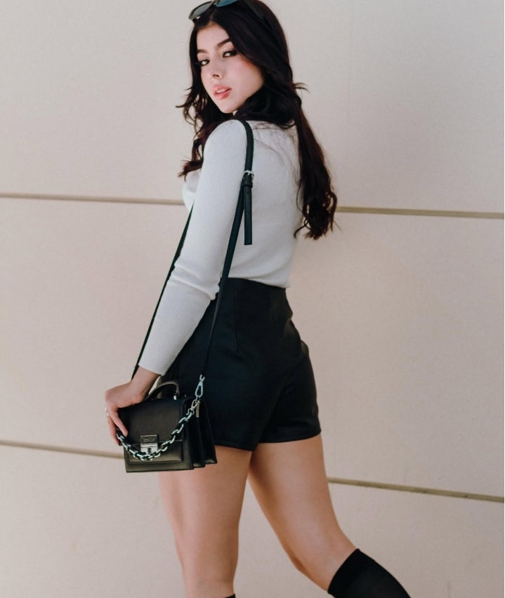 Falda short en cuerina