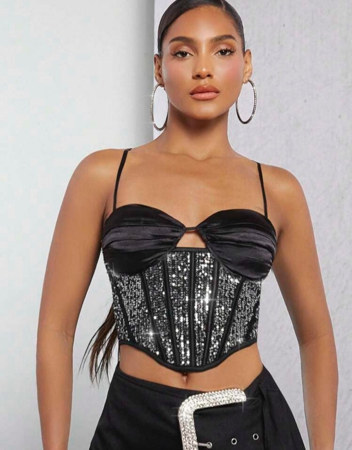 Crop top con lentejuelas y abertura delantera